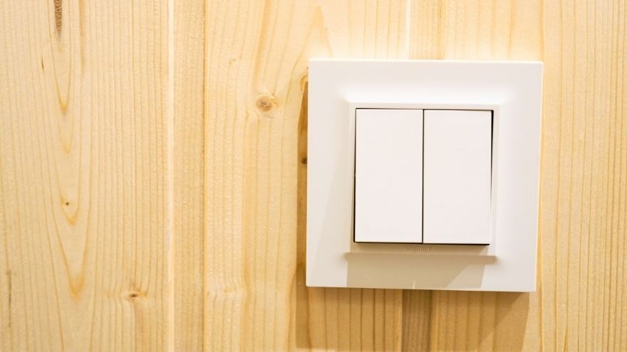 Podwójny włącznik światła elektryczny na ścianie