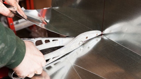 Instalator tnie aluminiowy kanał wentylacyjny nożycami do blachy
