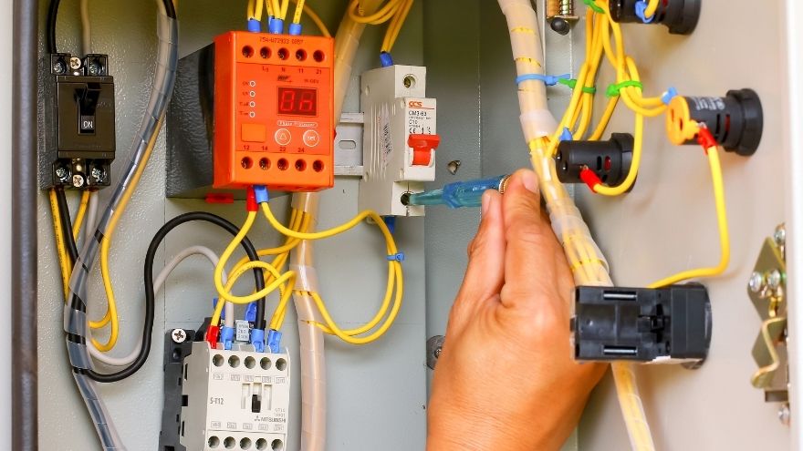 Elektryk sprawdza efektywność kabli i przewodów w instalacji pod kątem samoczynnego wyłączenia zasilania