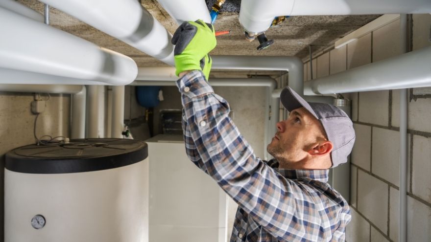 Instalator sprawdza działanie i stan instalacji hydraulicznej