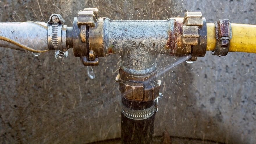 Cieknąca instalacja hydrauliczna z rurą PEX przy złączce trójdrożnej
