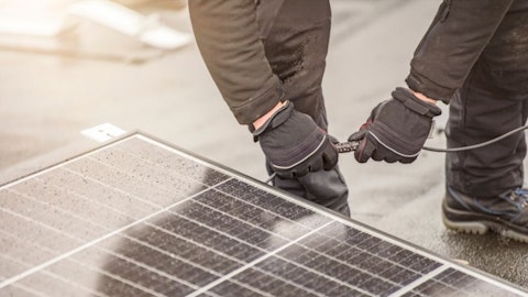 Instalator podłącza kabel elektroenergetyczny fotowoltaiczny do sieci