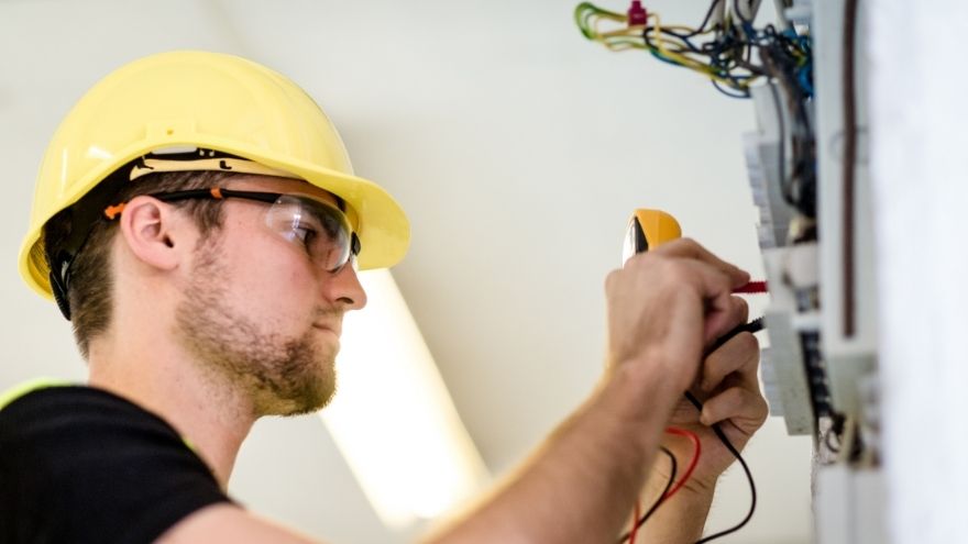 Technik elektryk sprawdza instalację elektryczną pod kątem wymiany
