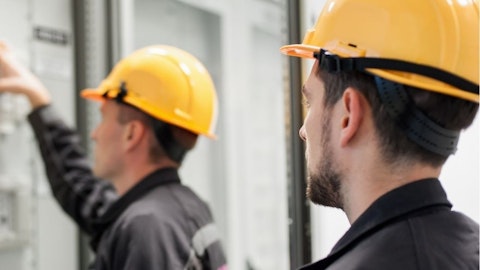 Kontrolerzy elektryczni sprawdzają stan instalacji przy rozdzielnicy