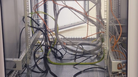Rozdzielnia elektryczna z systemem kabli i przewodów instalacyjnych w podłączeniach równoległych
