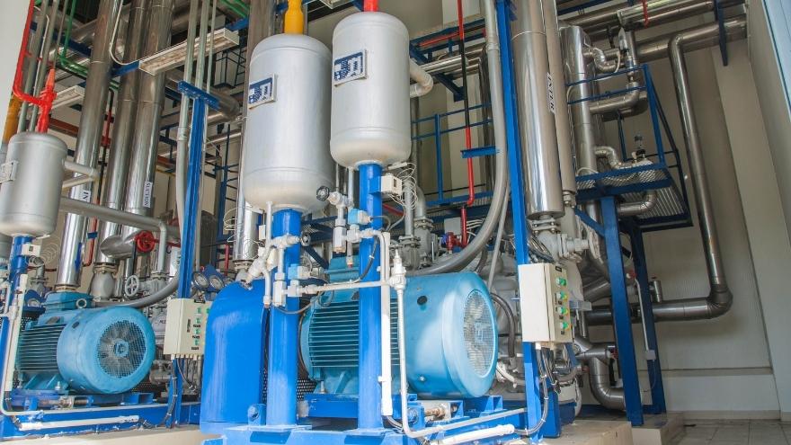 Instalacja hydrauliczna w hali przemysłowej z czynnikami chłodniczymi