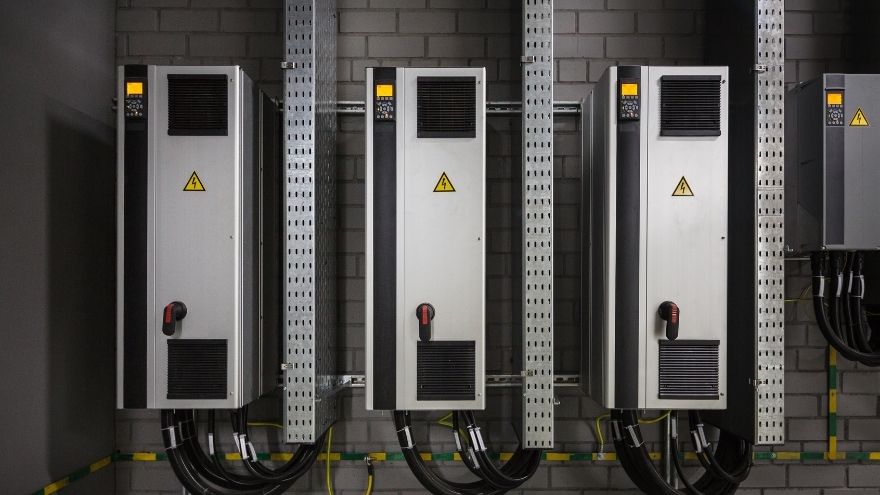 Przetwornica napięć w instalacji elektrycznej na ścianie budynku rozdzielni