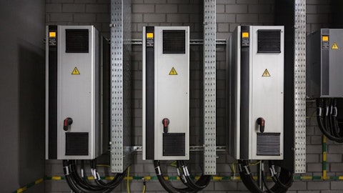 Przetwornica napięć w instalacji elektrycznej na ścianie budynku rozdzielni