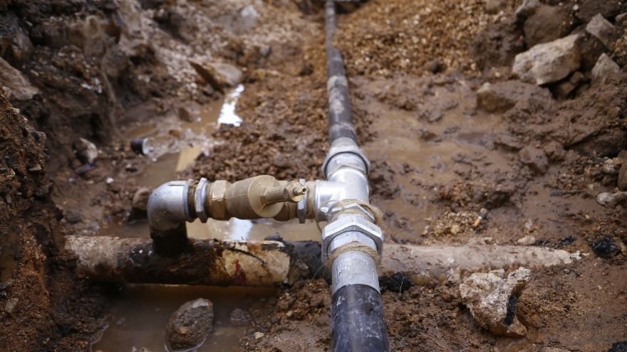 Instalacja kanalizacji hydraulicznej wodnej w ziemi