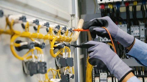 Instalator elektryczny podłącza kable elektryczne do systemu prądu stałego
