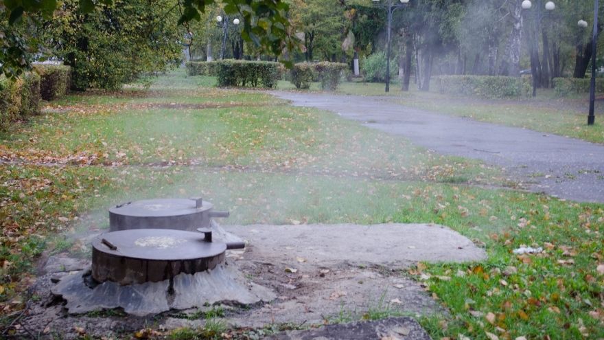 Zadymiona instalacja kanalizacyjna w parku