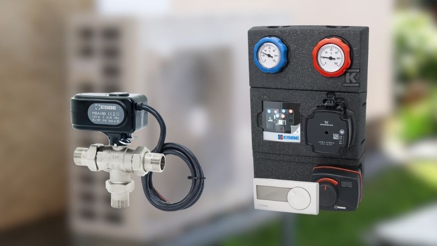 Ein Kugelhahn mit Elektroantrieb und eine ESBE-Pumpengruppe vor dem Hintergrund einer Wärmepumpe im Garten Zawór kulowy z napędem elektrycznym i grupa pompowa ESBE na tle pompy ciepła w ogrodzie
