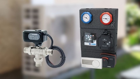 Zawór kulowy z napędem elektrycznym i grupa pompowa ESBE na tle pompy ciepła w ogrodzie