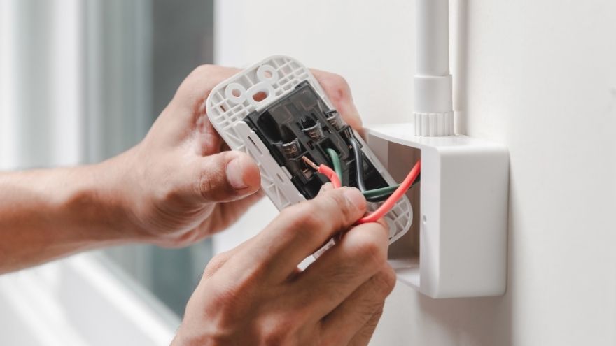 Instalator elektryk sprawdza maksymalną obciążalność przewodu elektrycznego