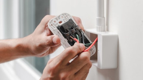 Instalator elektryk sprawdza maksymalną obciążalność przewodu elektrycznego