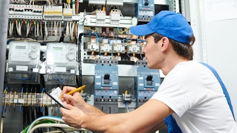 Instalator sprawdza stan instalacji elektrycznej przy rozdzielnicy