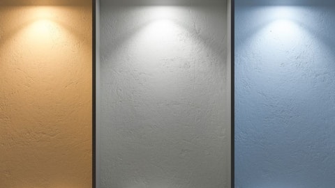 Biała ściana oświetlona przez 3 żarówki, ciepło normalnie i zimno oświetlona
