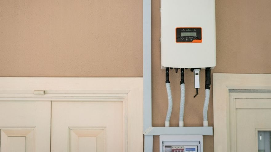 Magazyn energii fotowoltaicznej w domu jednorodzinnym na scianie