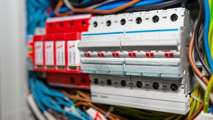 Aparatura elektryczna w rozdzielnicy podłączona do obwodów elektrycznych z ogranicznikiem przepięć