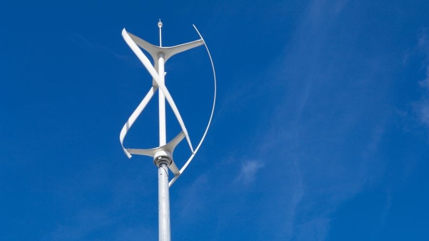 Pionowa turbina wiatrowa do przydomowej elektrowni na tle nieba