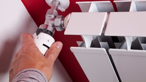 Instalator zmniejsza moc ogrzewania grzejnika aluminiowego termostatem
