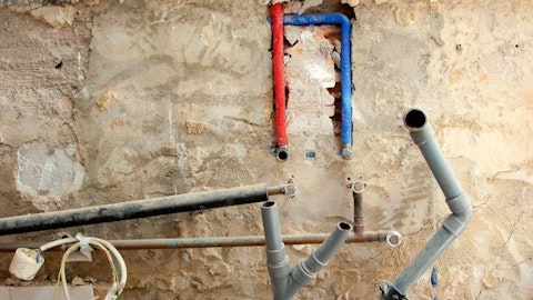 Instalacja hydrauliczna niepodłączona do sieci w trakcie podłączania na placu budowy
