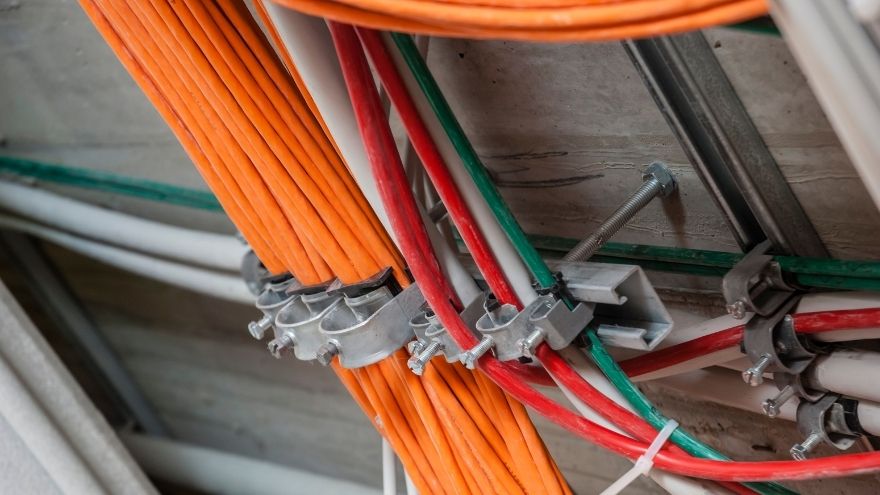 Kable i przewody instalacyjne podwieszone na suficie zwieraczem nożycowym