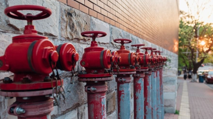 Instalacja hydrantowa dla sektora przemysłowego na zewnątrz budynku
