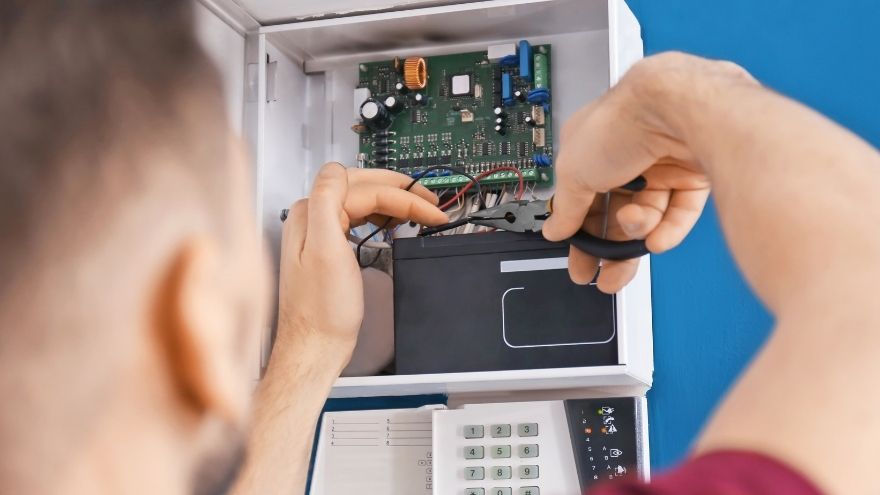 Instalator podłącza domofon do instalacji elektrycznej niskoprądowej