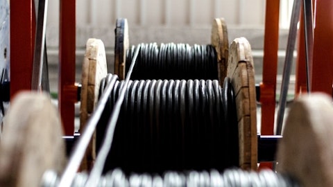 Kable elektroenergetyczne wysokiego napięcia na bębnach drewnianych