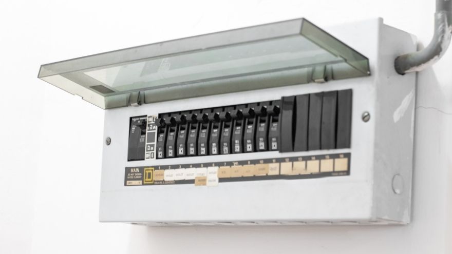 Natynkowa rozdzielnica elektryczna z bezpiecznikami