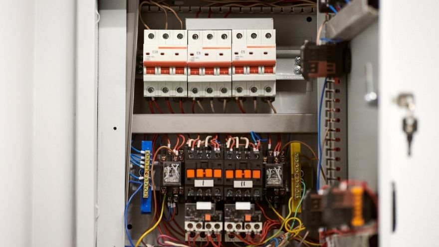 Rozdzielnica elektryczna z przekaźnikami i przełącznikami źródła zasilania w obwodzie elektrycznym