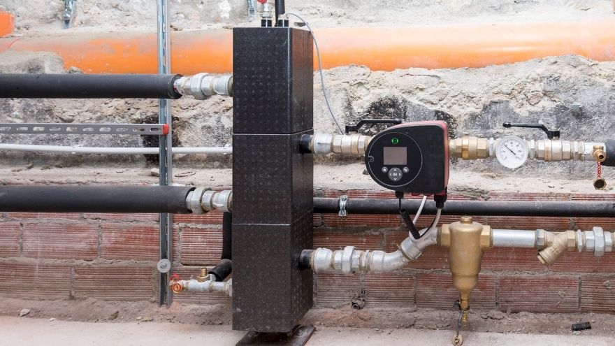 Instalacja hydrauliczna podłączona do zapowietrzonej pompy obiegowej