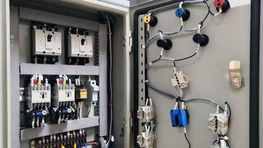 Sterowniki F&F w rozdzielnicy elektrycznej z aparaturą elektryczną