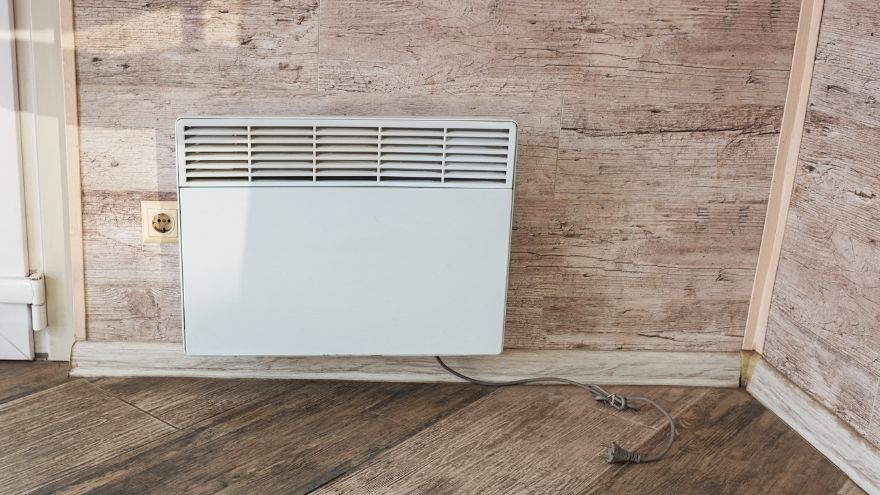 Grzejnik elektryczny łazience z drewnianym wykończeniem wiszący