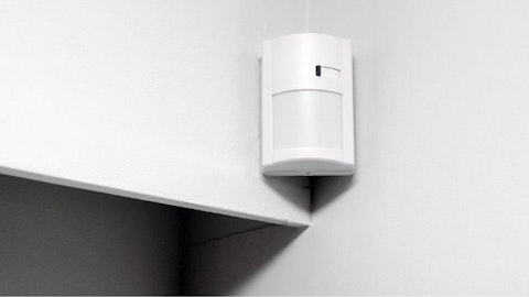 Czujnik ruchu F&F ścienny w instalacji do sterowania oświetleniem