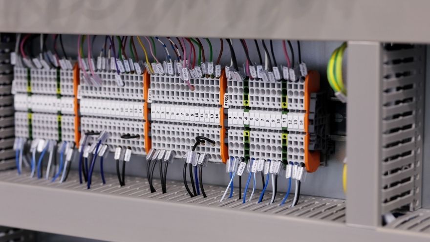 Przekaźniki czasowe F&F w aparaturze elektrycznej w szafie rozdzielczej