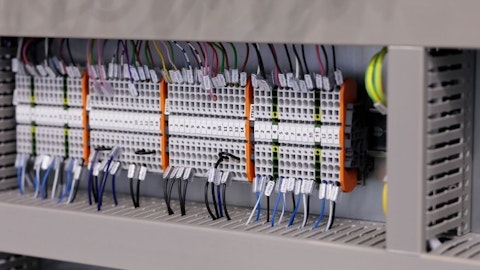 Przekaźniki czasowe F&F w aparaturze elektrycznej w szafie rozdzielczej