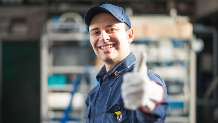 Elektryk przy rozdzielnicy elektrycznej