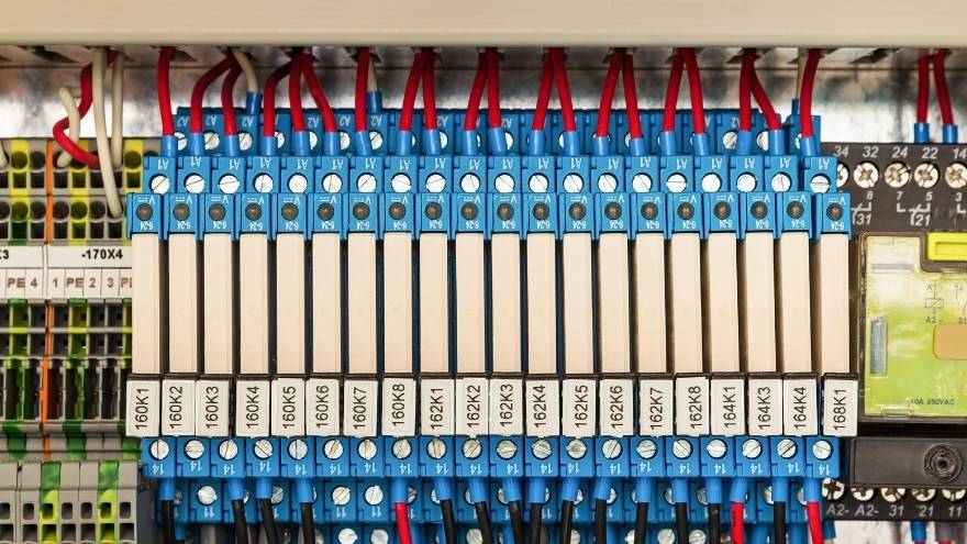 Przekaźniki bistabilne F&F w rozdzielnicy elektrycznej podłączone do obwodu elektrycznego