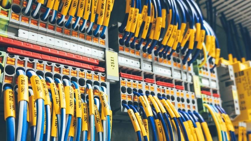 Aparatura elektryczna w rozdzielnicy podłączona do ochrony przeciwprzepięciowej F&F