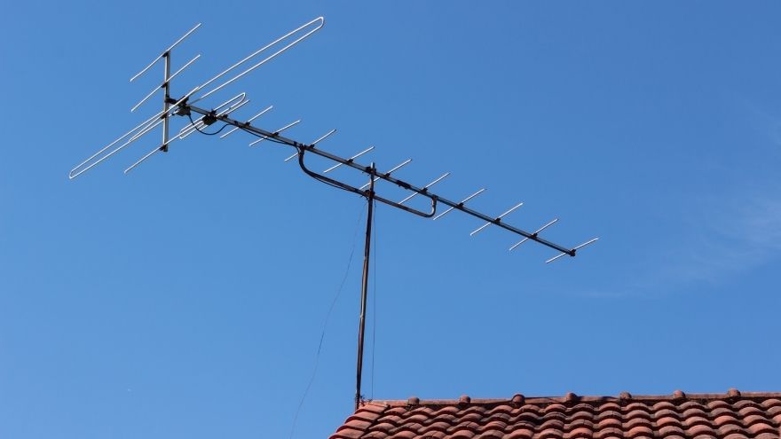 Antena zewnętrzna na dachu domu jednorodzinnego na tle nieba