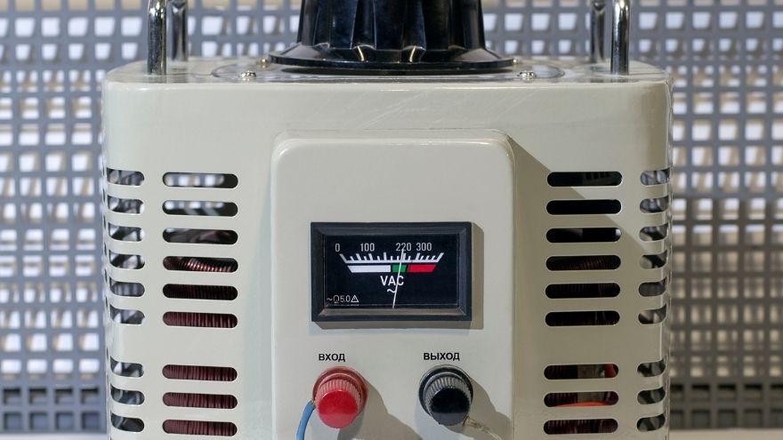 Autotransformator podłączony do instalacji elektrycznej w obwodzie