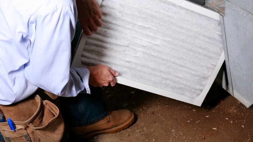 Instalator wymienia stary piec opałowy HVAC
