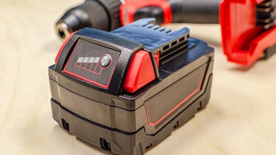 Akumulator do wkrętarki z elektronarzędziem w tle na stole stolarskim