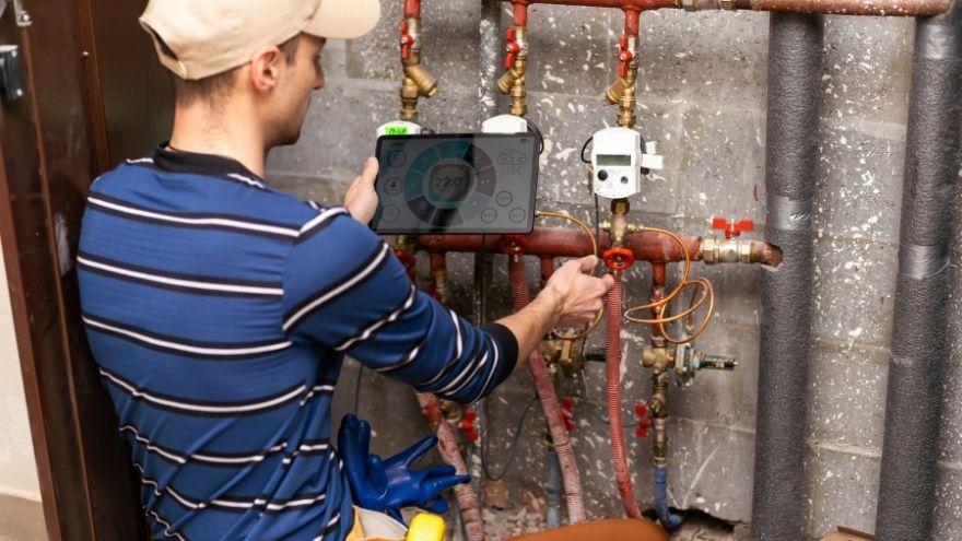 Hydraulik sprawdza system grzewczy z ogrzewaniem od Vesbo