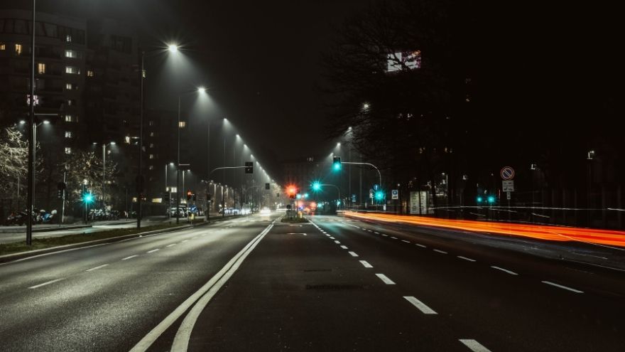 Miasto nocą nieoświetlone przez awarię oświetlenia ulicznego