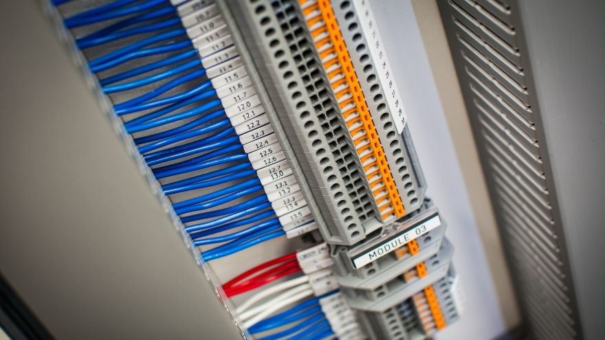 Instalacja elektryczna rozdzielnicy 3-fazowej w obwodzie napięciowym