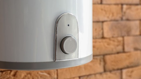 Wiszący piec elektryczny w mieszkaniu na ceglanej ścianie