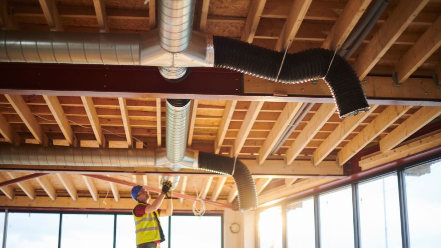 Ogrzewanie sufitowe w drewnianym domu montuje instalator system&oacute;w HVAC